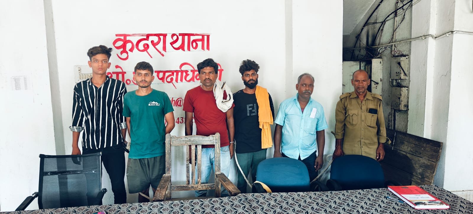 हिंदी समाचार |प्रशासन द्वारा पांच शराबियों...