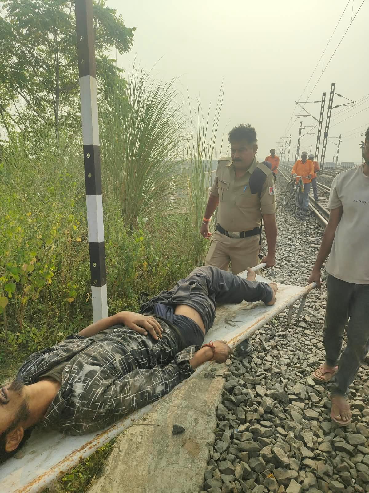 हिंदी समाचार | RPF की मानवता: ट्रैक किनारे घायल...