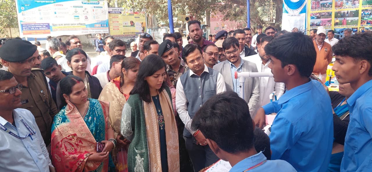 हिंदी समाचार | डीएम ने डेहरी प्रखंड कार्यालय...