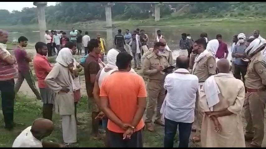 हिंदी समाचार |अमिलिया घाट पर गोमती नदी में...