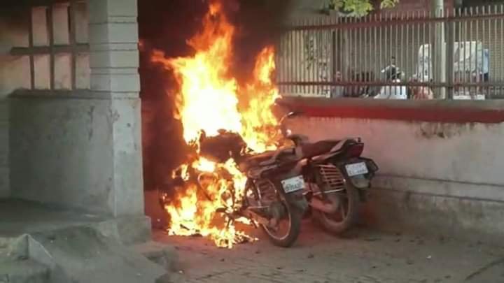 हिंदी समाचार |डाकखाना में वकीलों से बवाल, कई...