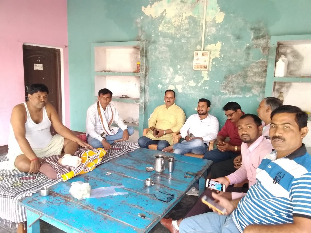 हिंदी समाचार |सड़क पर बने गड्ढे से बाल-बाल...