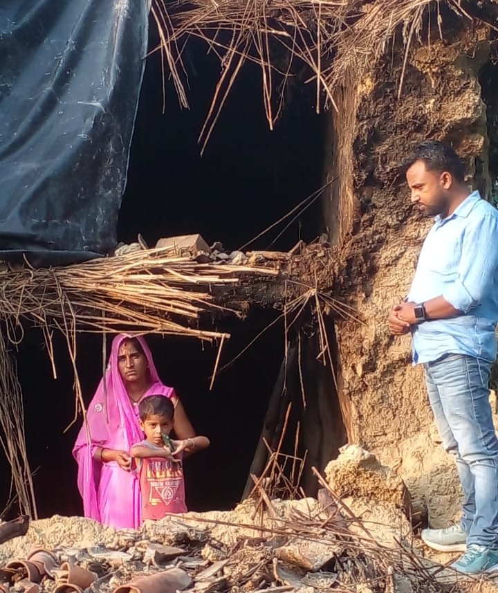 हिंदी समाचार |कच्चा मकान ढहने से बेघर हुई...