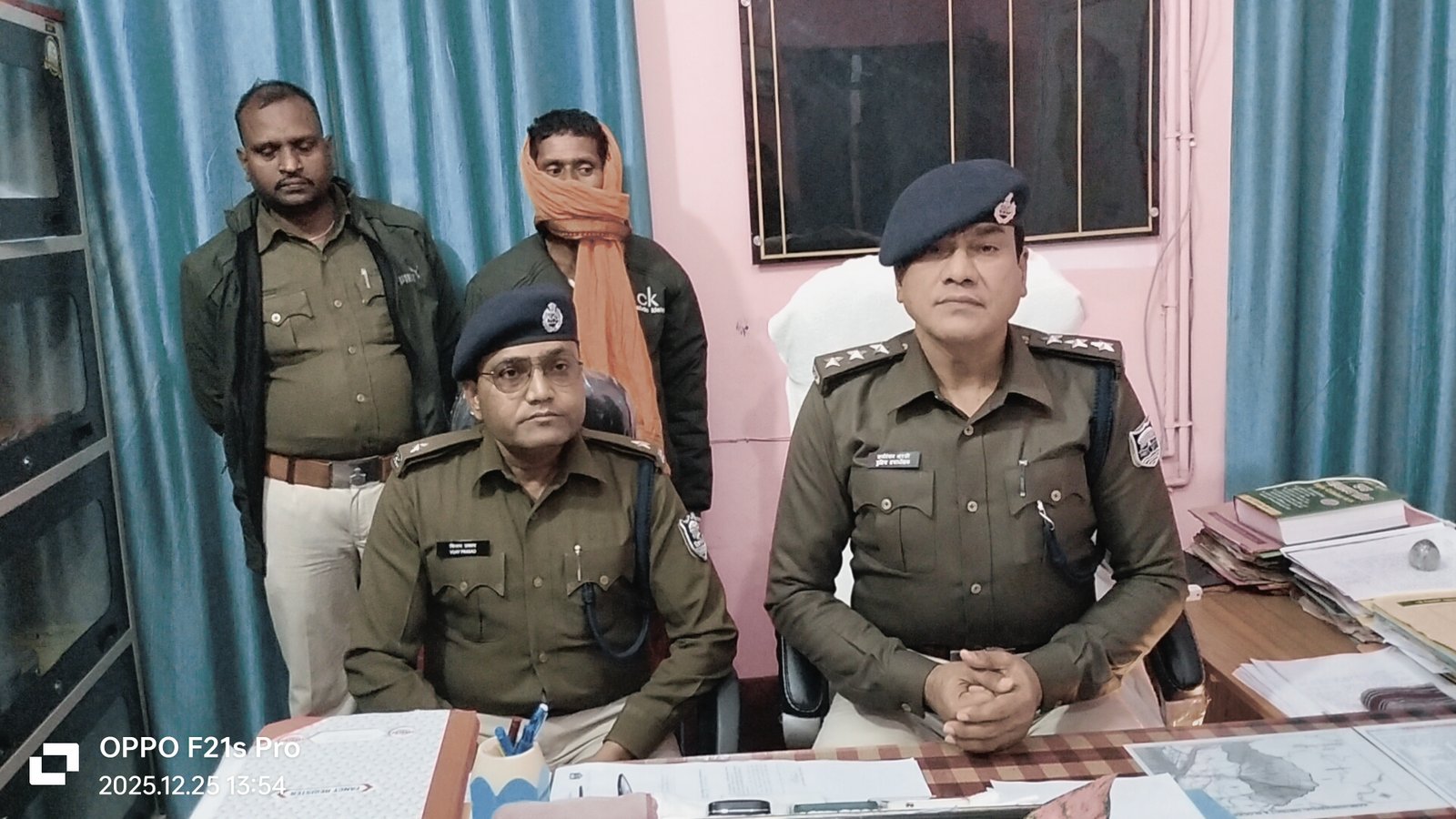 हिंदी समाचार |बेटी को मोबाइल देने का विरोध...