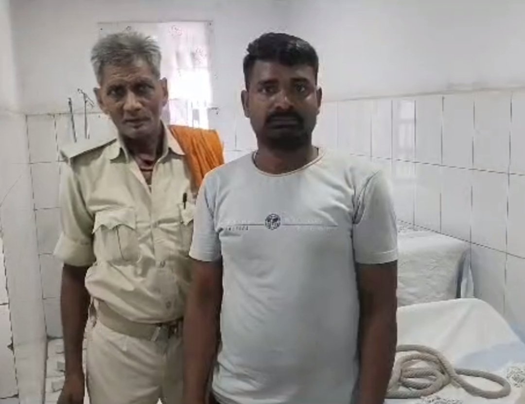 हिंदी समाचार |देशी शराब व गांजे के साथ एक...
