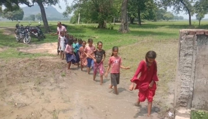 हिंदी समाचार |सड़क ना होने से कीचड़ से...