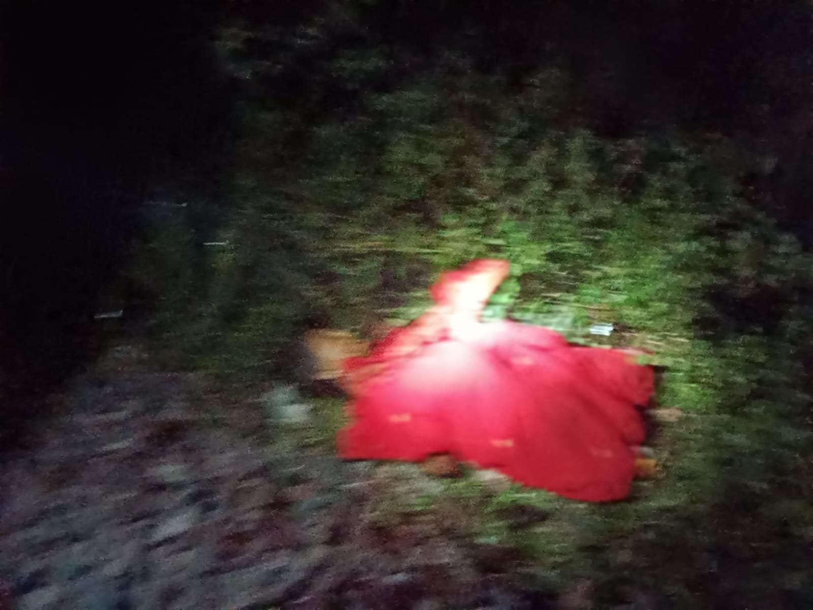 हिंदी समाचार |बरसठी में रेल ट्रैक पार करते...