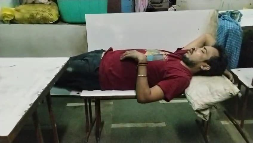 हिंदी समाचार |ठेकेदार की लापरवाही से युवक...