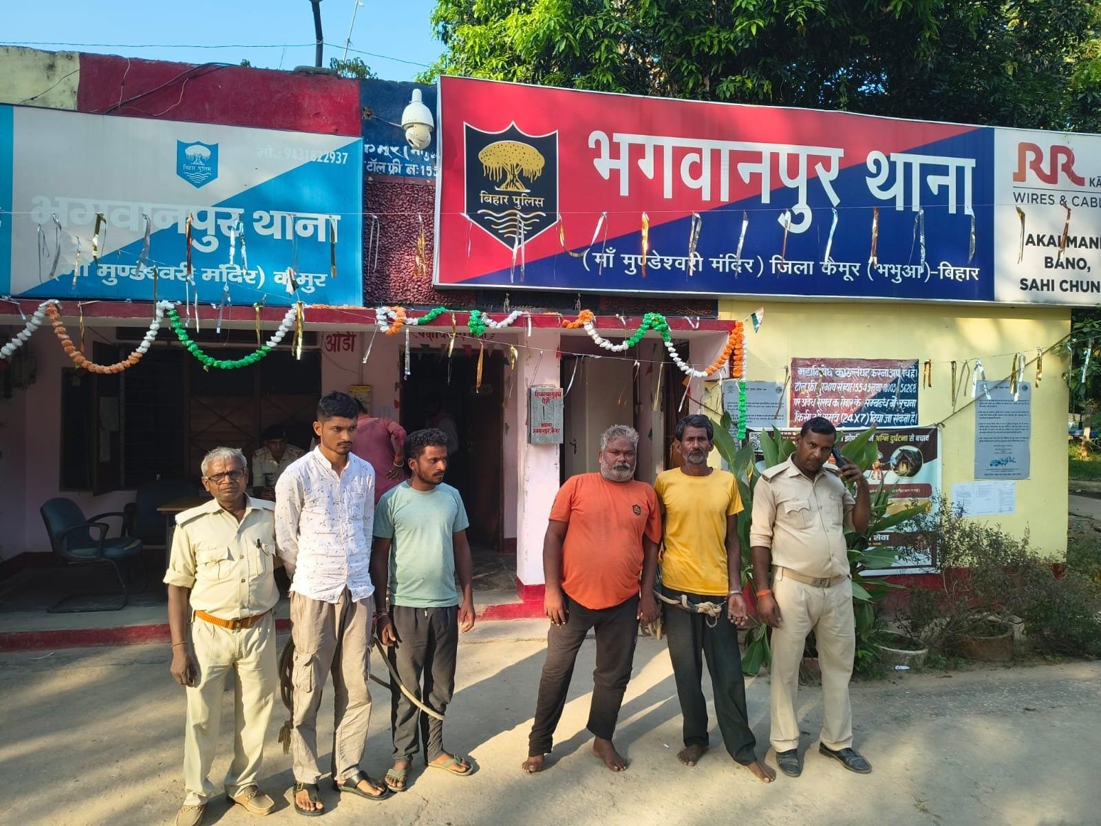 हिंदी समाचार |तीन शराबी गिरफ्तार, तस्कर...