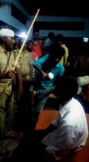 हिंदी समाचार |जौनपुर पुलिस द्वारा युवकों की...