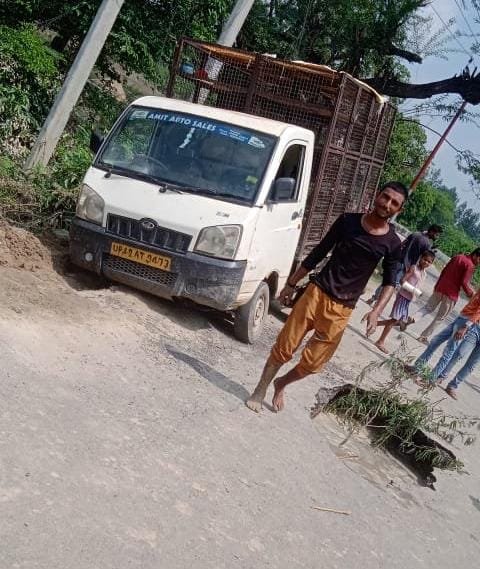 हिंदी समाचार |नैयामऊ पुल पर बनी सड़क धंसने से...