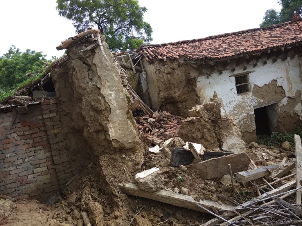 हिंदी समाचार |लगातार बरसात से कच्चा मकान...