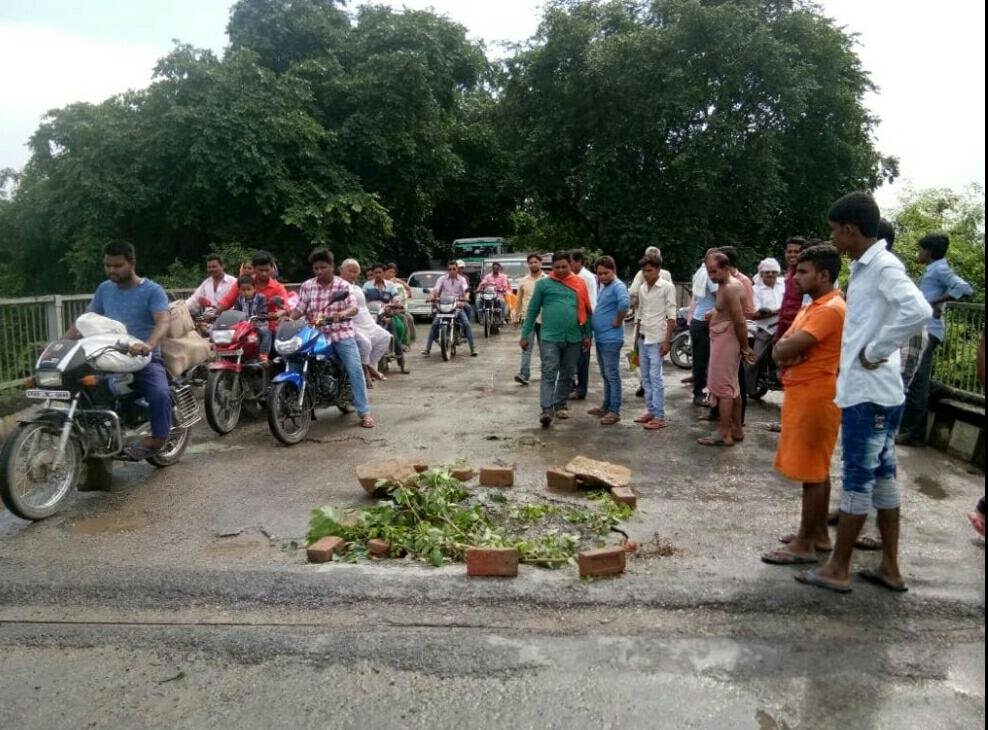 हिंदी समाचार |सावधान धीरदास पुल से आवागमन...