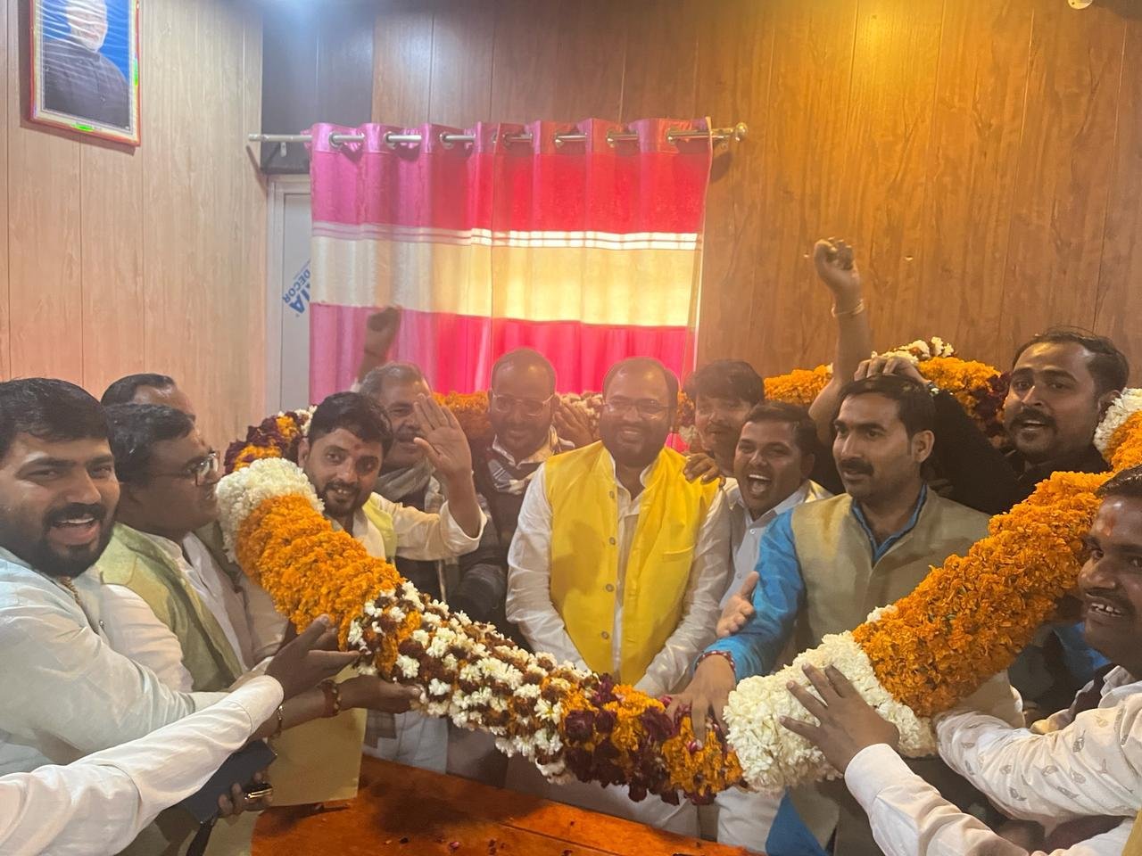 हिंदी समाचार |केक काट कर मनाया गया प्रमुख...