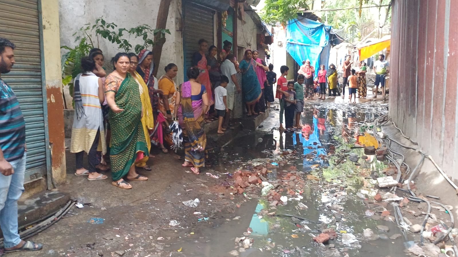 हिंदी समाचार |सड़कों पर जलजमाव से आक्रोशित...