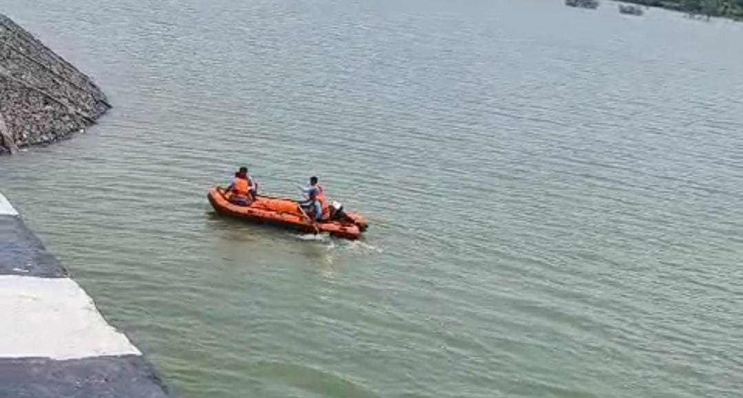 हिंदी समाचार |कालीसिंध में युवक पुल से कूदा,...