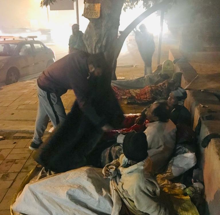 हिंदी समाचार | रात की ठिठुरती ठंड में गरीबों को राहत के कंबल बाँटने निकले सपा विधायक ललई का बेटा शिवेंद्र।ठिठुरते हाथों में आए कंबल तो हाथ जोड़ मुँह से निकली दुआएं