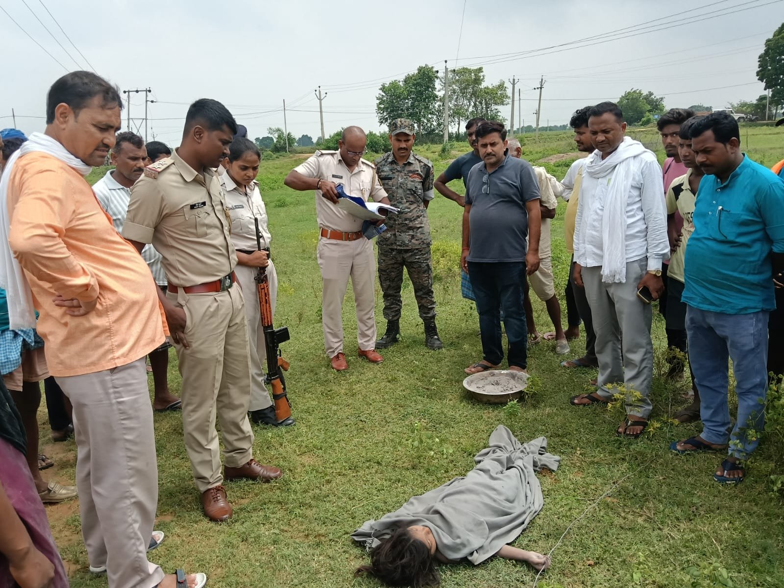 हिंदी समाचार | नंगे विघुत तार के स्पर्श में...