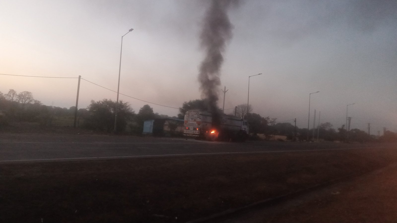 हिंदी समाचार | पेट्रोल टैंकर में लगी आग पर...