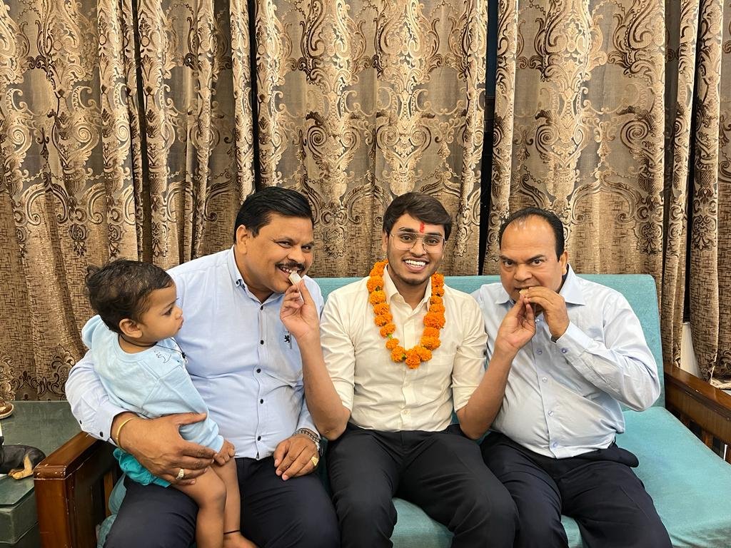 हिंदी समाचार |आकाश यादव सचिवालय में बने...