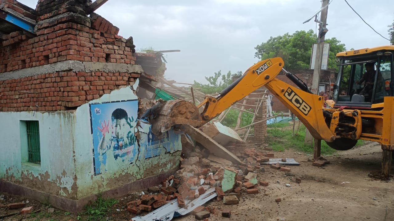 हिंदी समाचार |जेसीबी चला अतिक्रमित भूमि को...