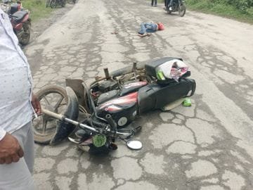 हिंदी समाचार |सड़क के गड्ढों के कारण बाइक...