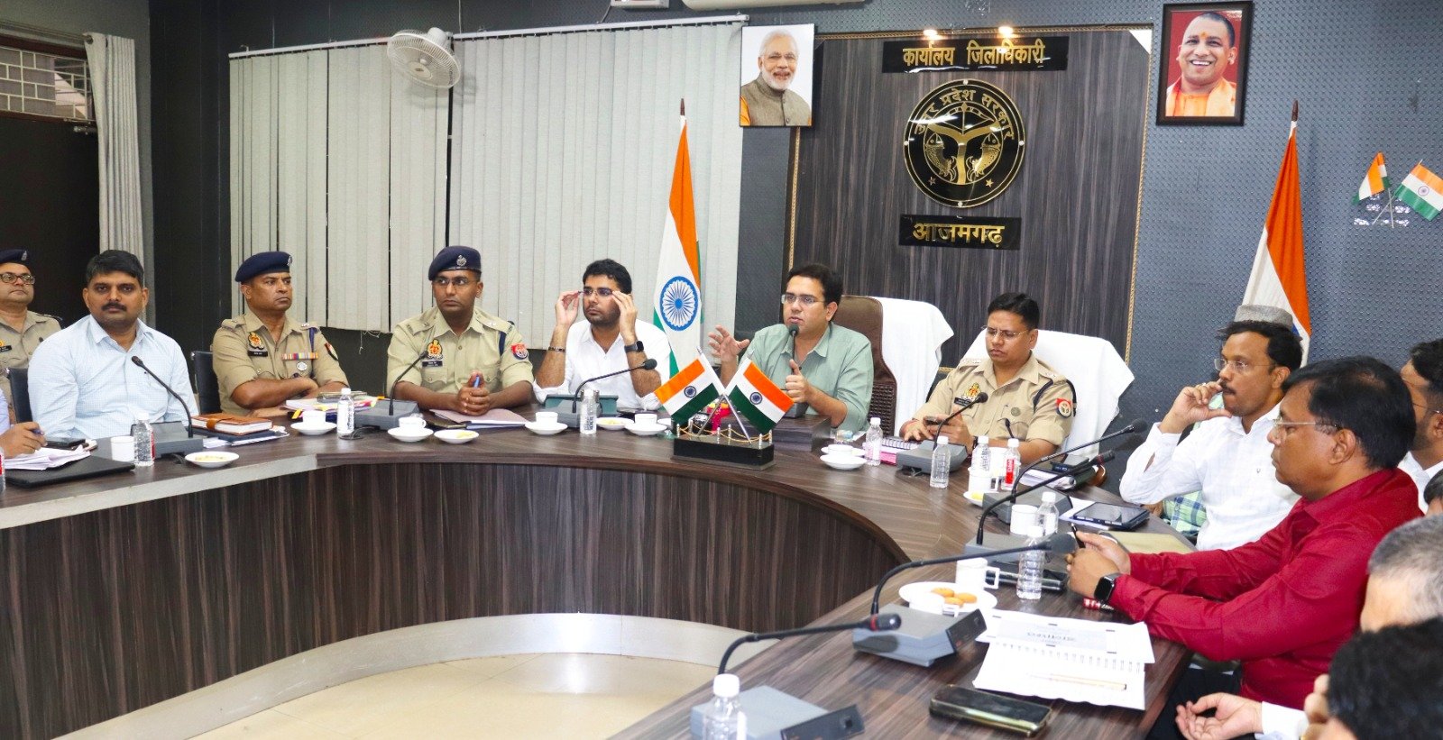 हिंदी समाचार |आजमगढ़ जिलाधिकारी एवं पुलिस...