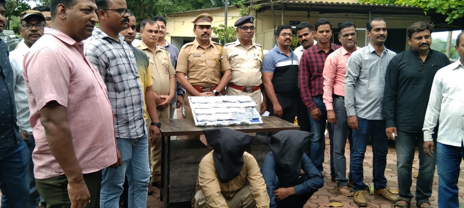 हिंदी समाचार |गैस कटर से एटीएम काटकर 27 लाख...