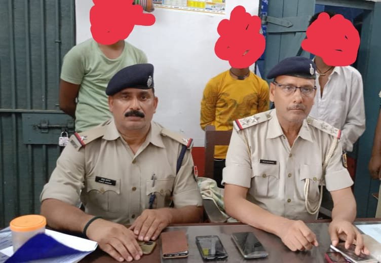 हिंदी समाचार |तीन अदद मोबाइल के साथ आरपीएफ...