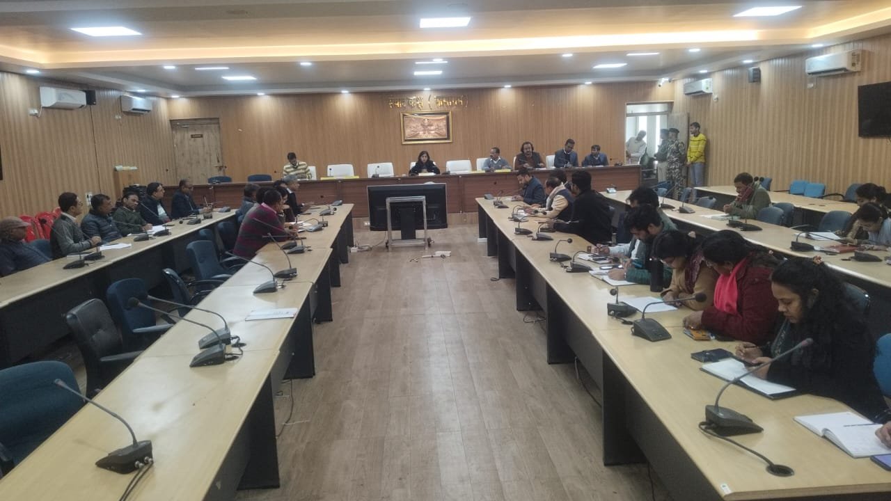 हिंदी समाचार |डीएम ने की राजस्व समीक्षा बैठक