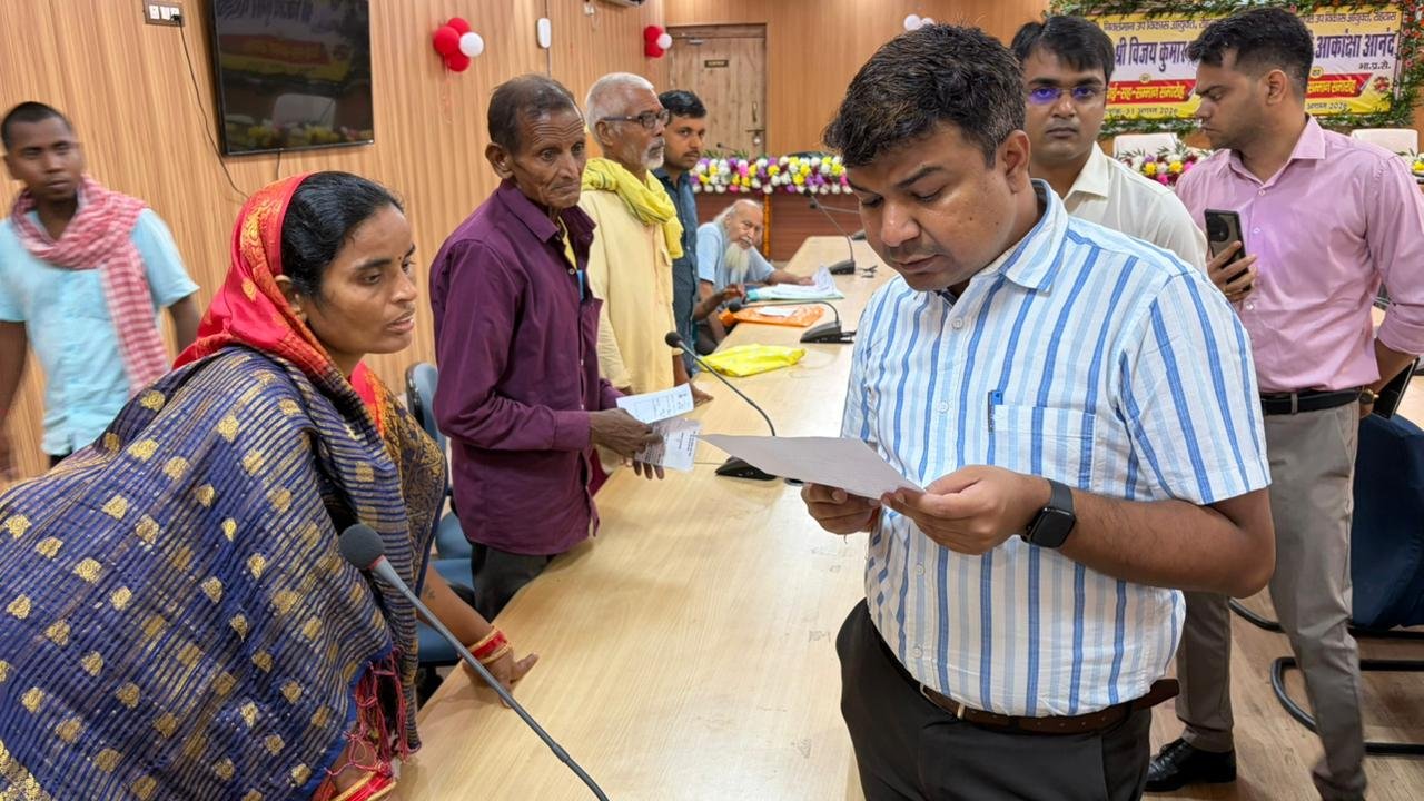 हिंदी समाचार | डीएम से 52 लोगों ने साझा किया...