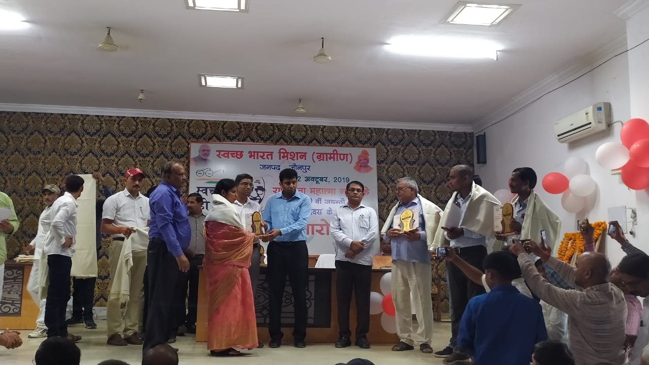 हिंदी समाचार |जिलाधिकारी द्वारा सम्मानित...