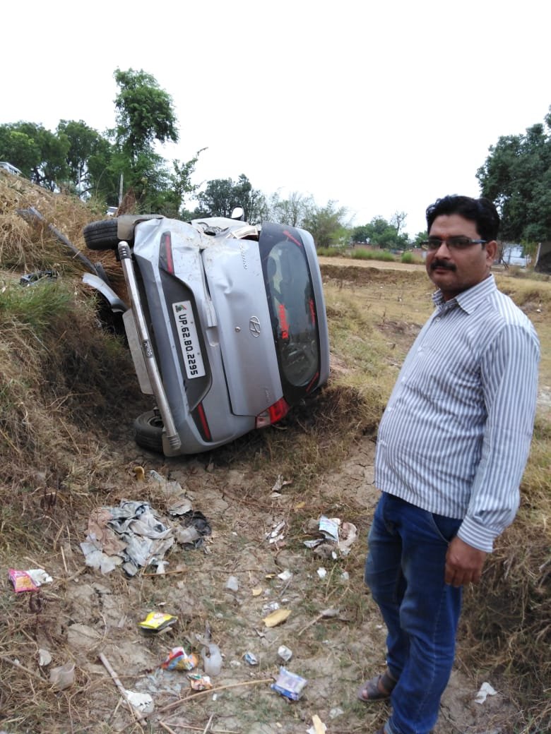 हिंदी समाचार |बाइक सवार को बचाने में पलटी...