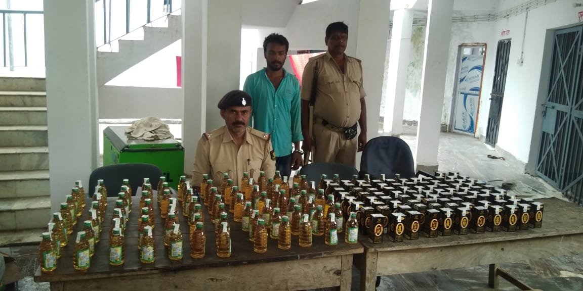 हिंदी समाचार |पुलिस ने खदेड़कर पकड़े शराब...
