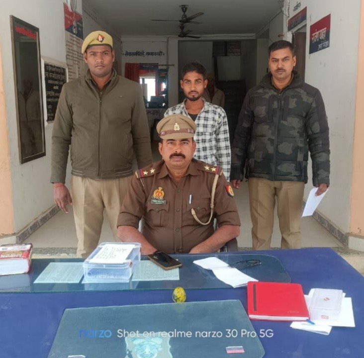 हिंदी समाचार |बरसठी पुलिस ने तमंचे और...