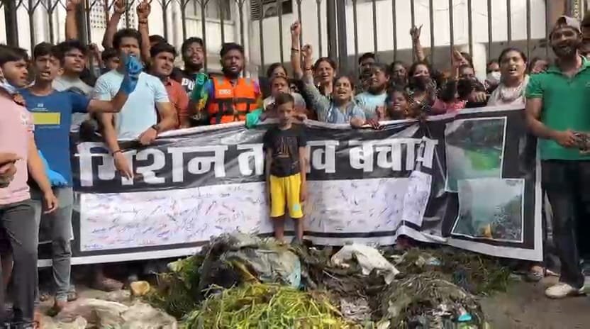 हिंदी समाचार |वराला तालाब से निकला कचरा...