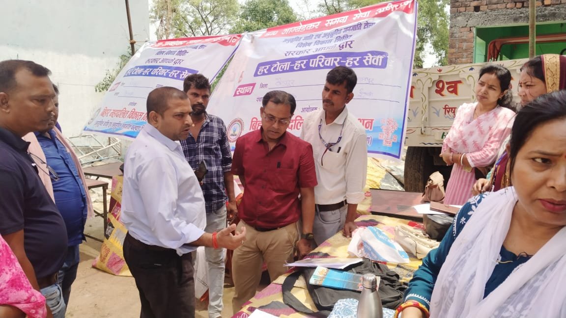 हिंदी समाचार |दलित बस्ती में लगा शिविर लिया...