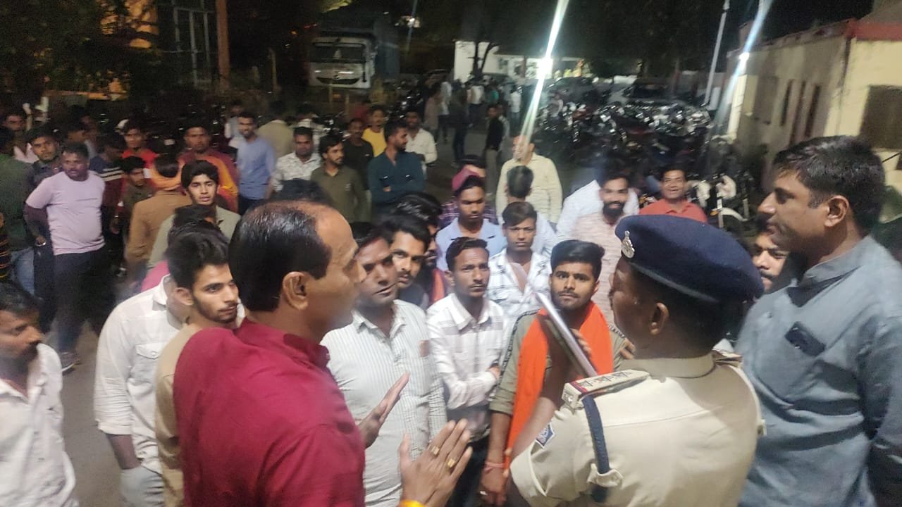 हिंदी समाचार |उर्स में महिला दुकानकार से...