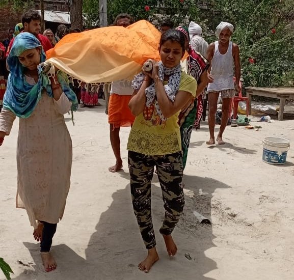 हिंदी समाचार |पिता की अर्थी को बेटियों ने...