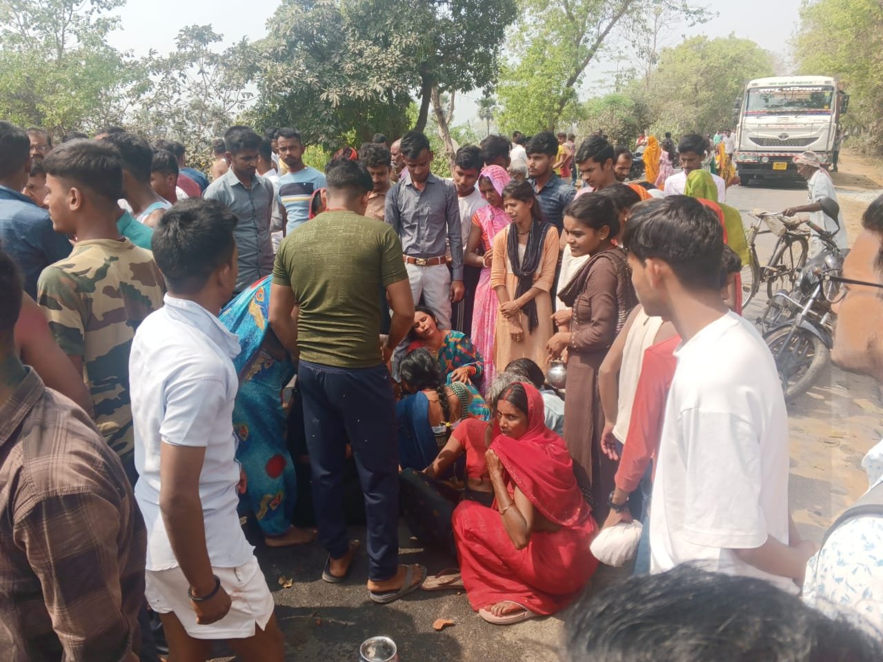 हिंदी समाचार |ट्रेलर ने बच्चे को रौंदा सडक...