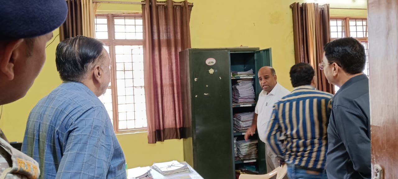 हिंदी समाचार |लापरवाही पाए जाने पर रीडर की...