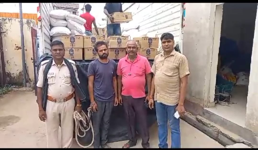 हिंदी समाचार |4428 लिटर अंग्रेजी शराब के साथ एक...