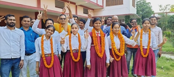 हिंदी समाचार |मेधावी छात्राओं ने लहराया...