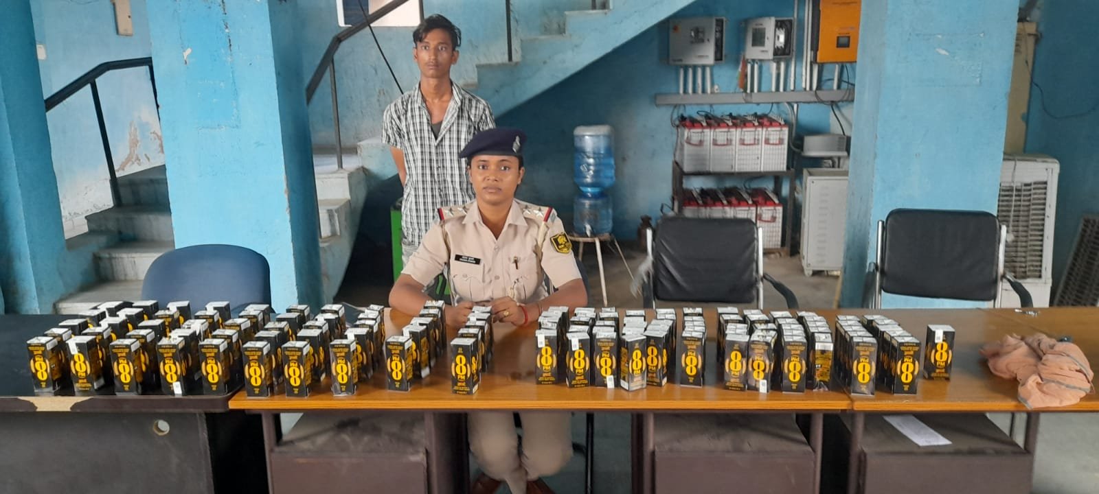 हिंदी समाचार |111बोतल शराब के साथ एक तस्कर...