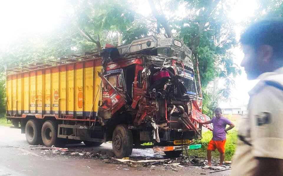 हिंदी समाचार |बस ट्रक में सीधी भिड़ंत चालक...