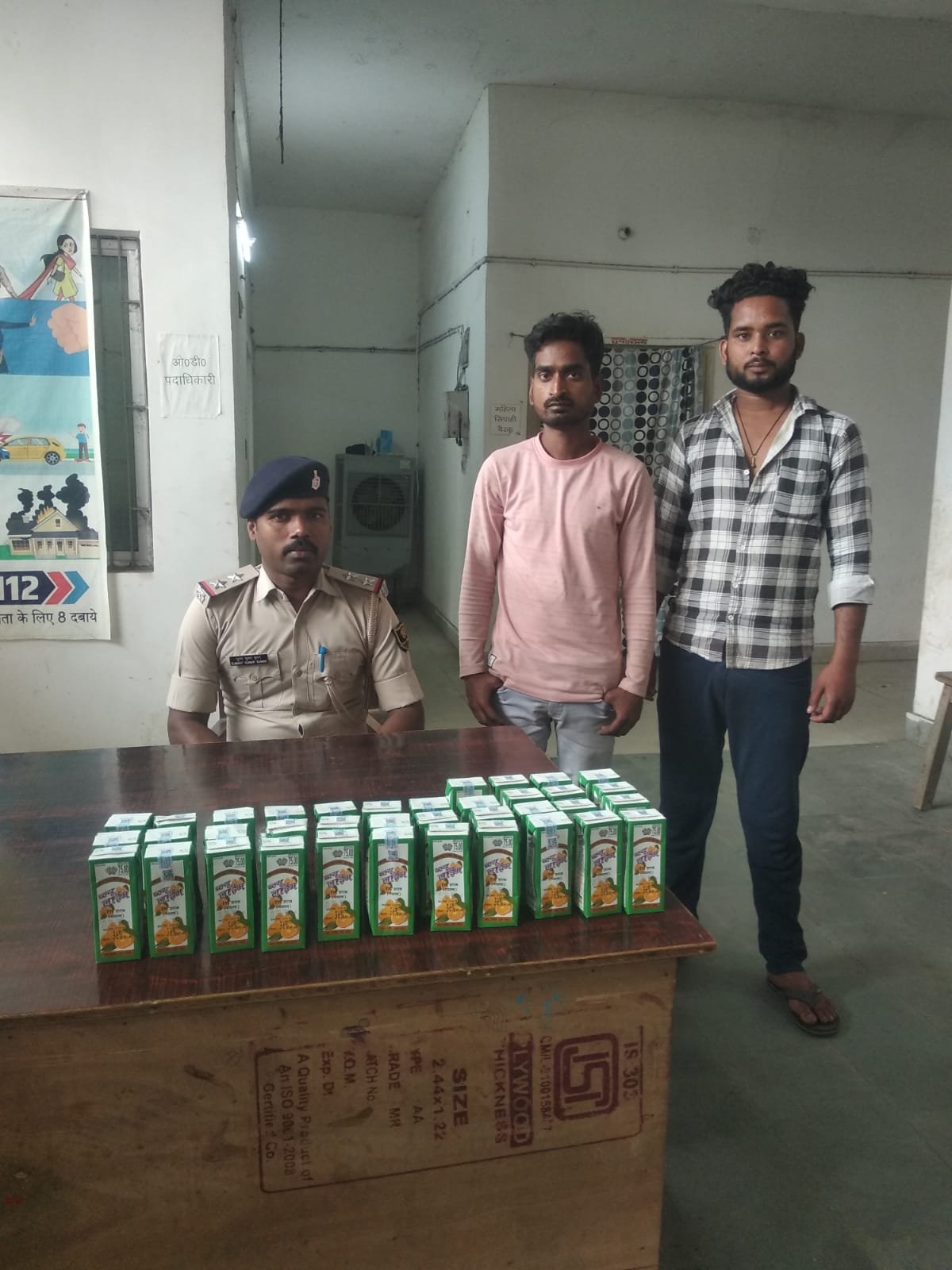 हिंदी समाचार |7. 4 लीटर देशी शराब के साथ दो...