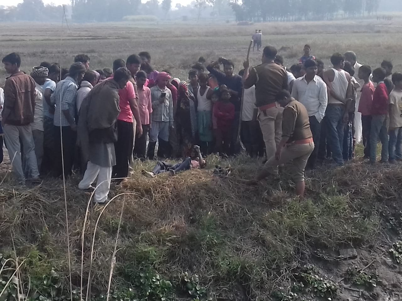 हिंदी समाचार |बीस वर्षीया बालिका का शव...
