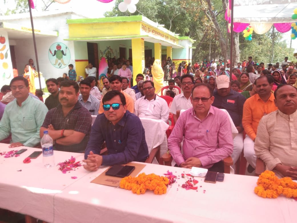 हिंदी समाचार |स्कूल में धूमधाम से मनाया गया...