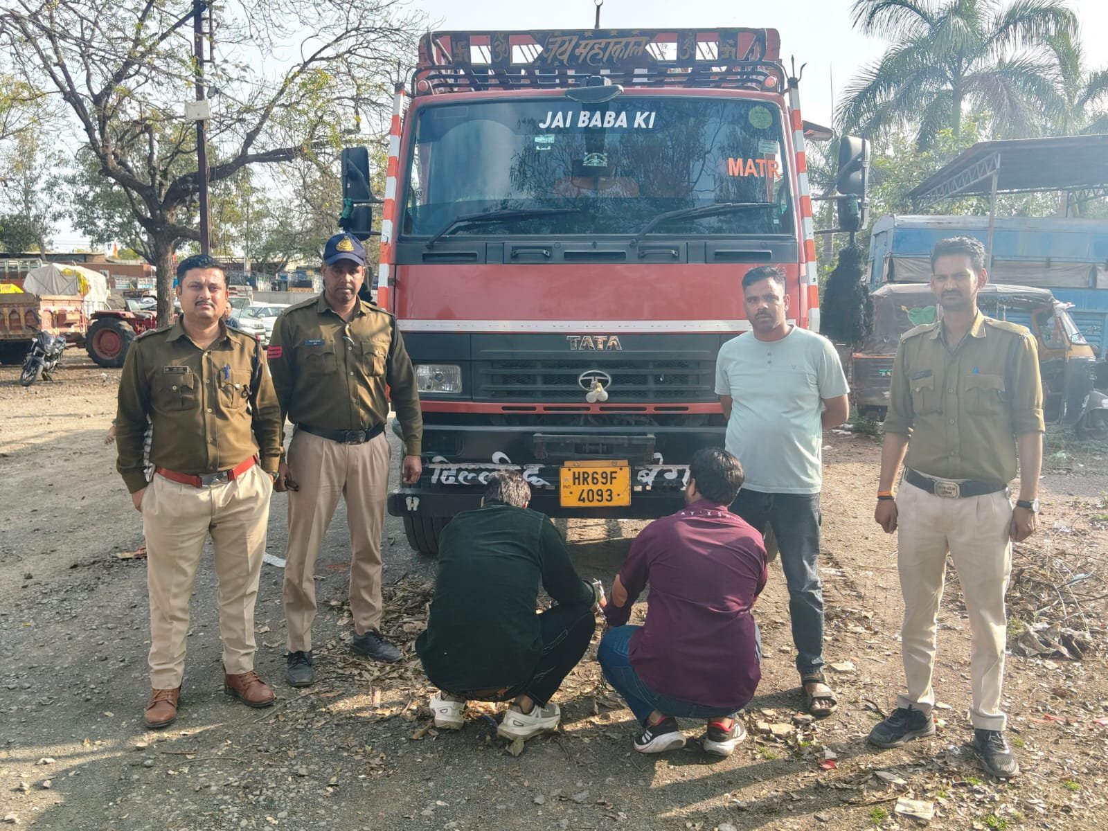 हिंदी समाचार |मथुरा के ट्रक चालक से 11 टन लोहे...