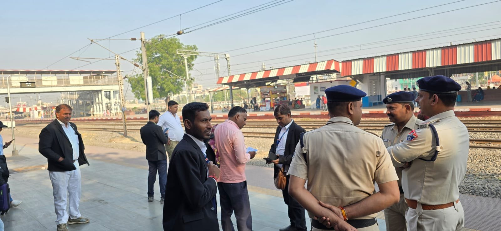 हिंदी समाचार |रेलवे स्टेशन पर चला महा टिकट...